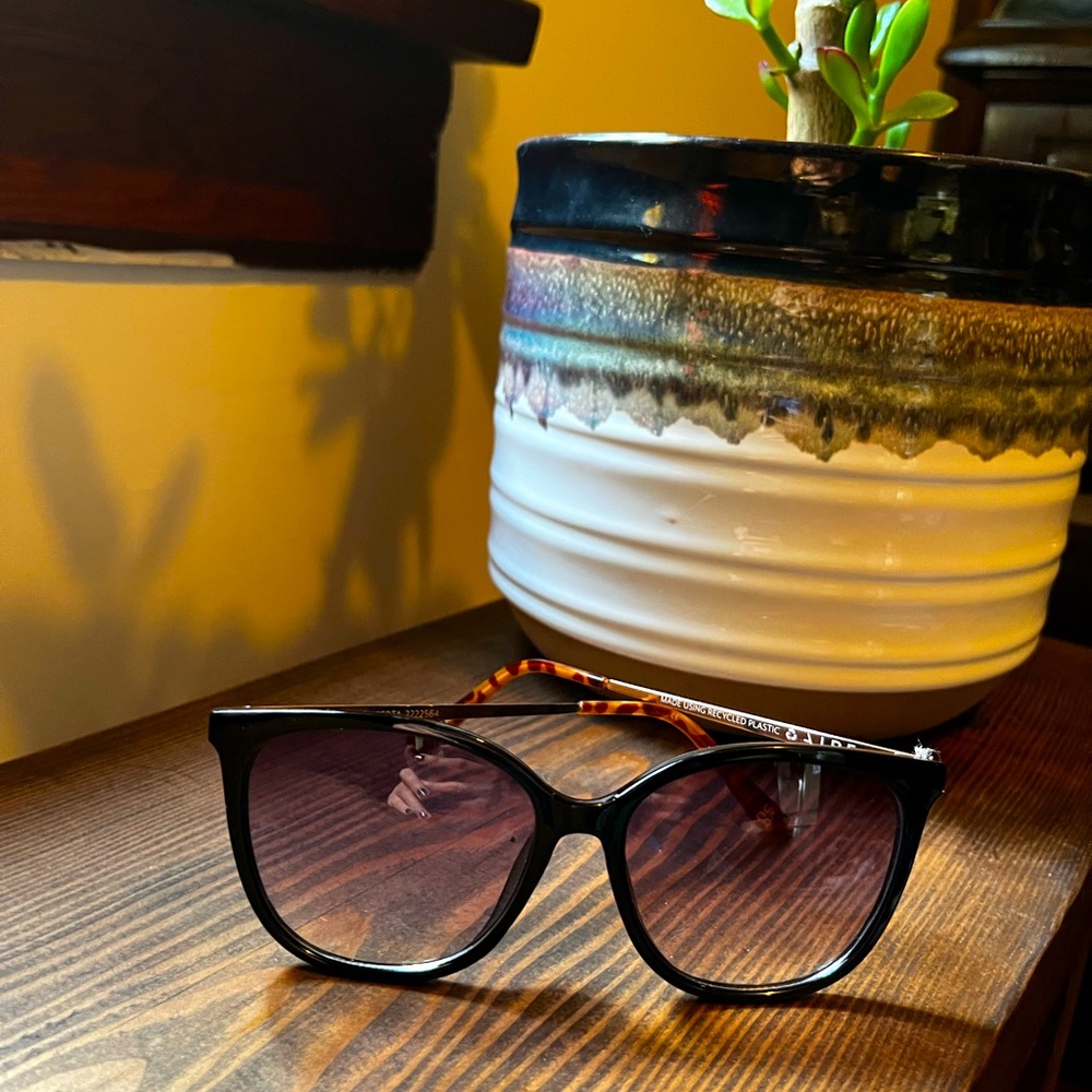 ✨5 for $25✨
Aire Lacerta Sunglasses
